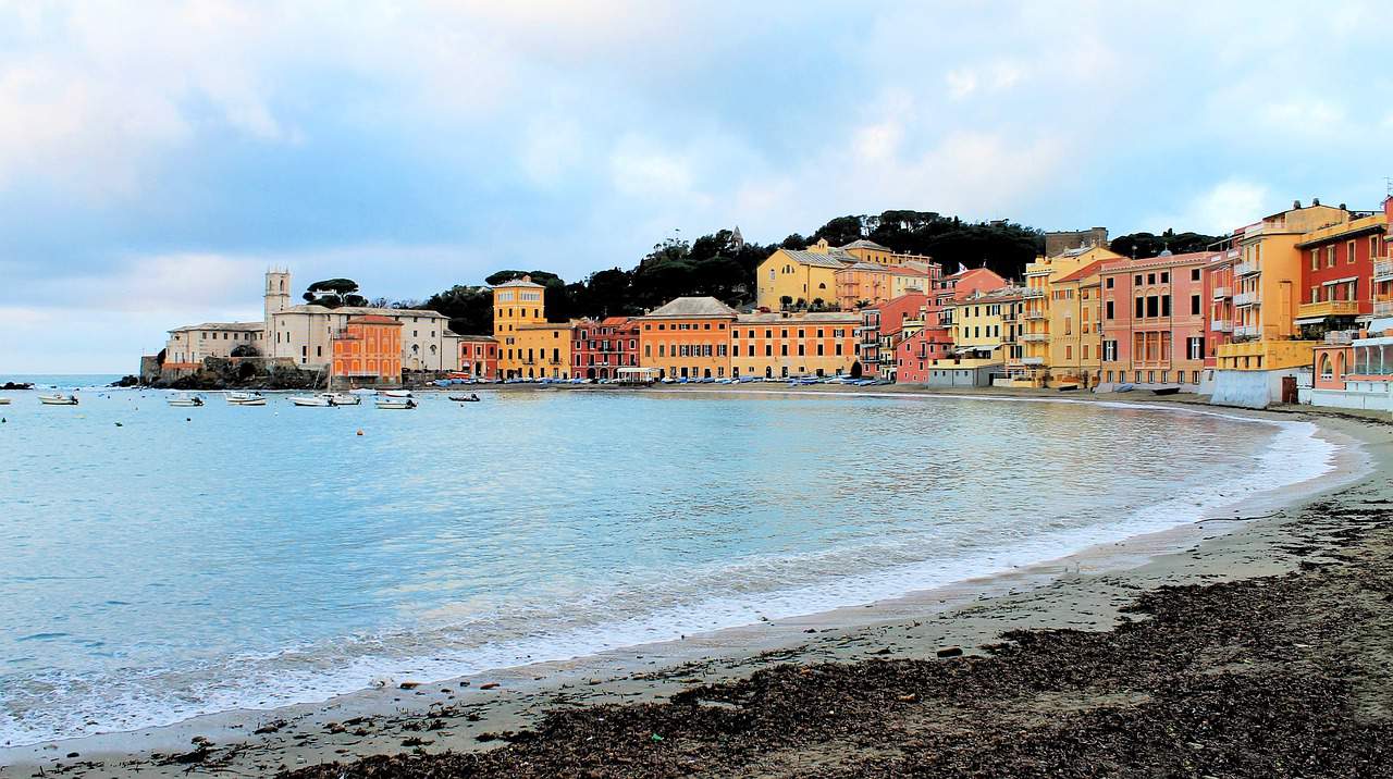 Dall'azzurro del mare di Sestri Levante al verde rigoglioso dell'entroterra ligure