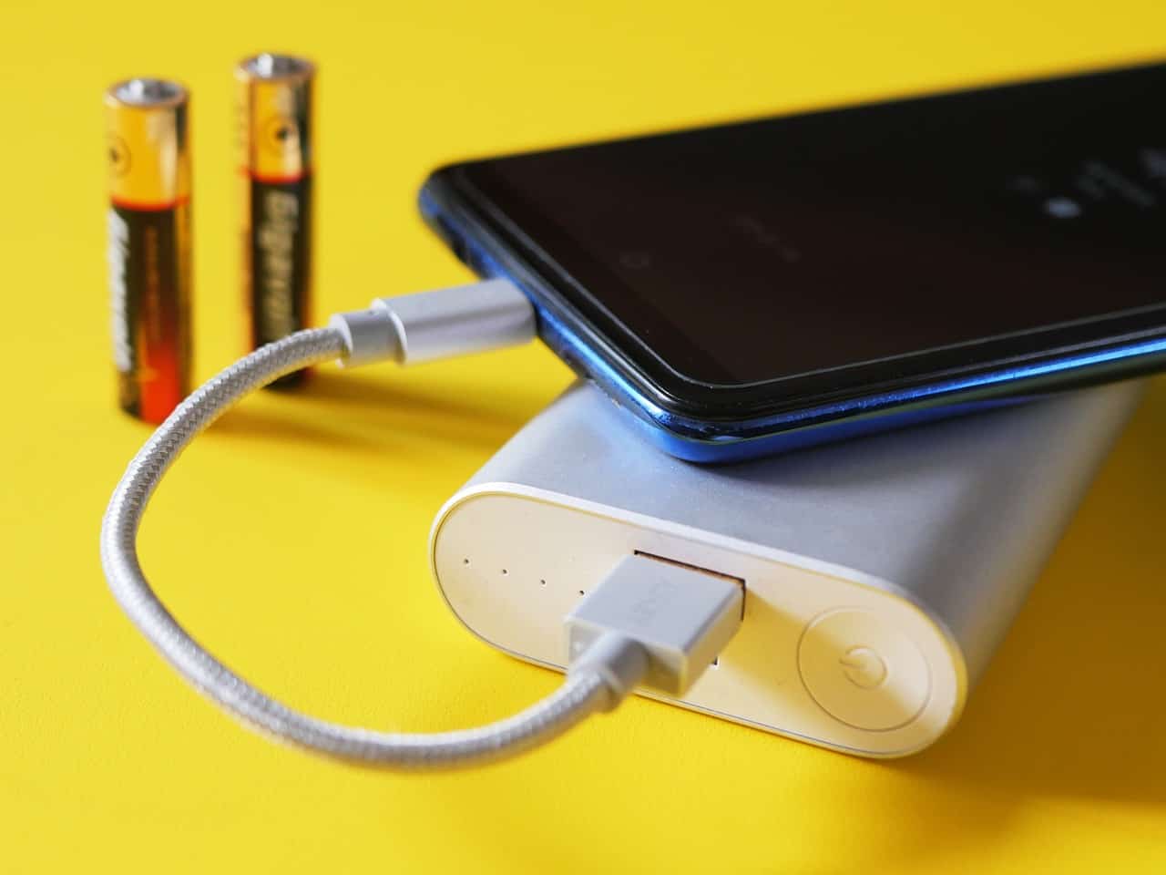 Un accessorio da avere sempre a portata di mano: scopri come realizzare dei power bank personalizzati creativi